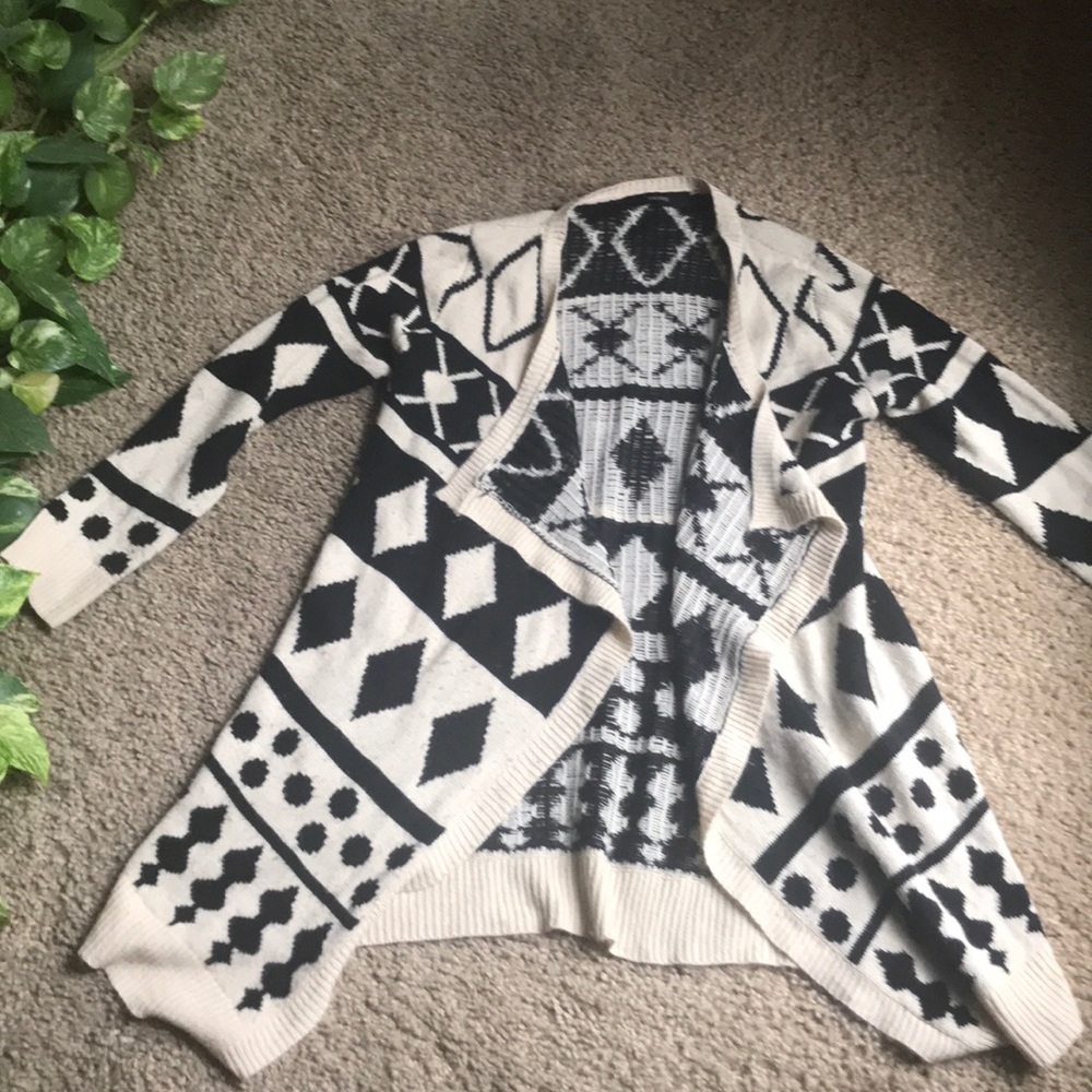 Forever 21 Cream and Black Sweat